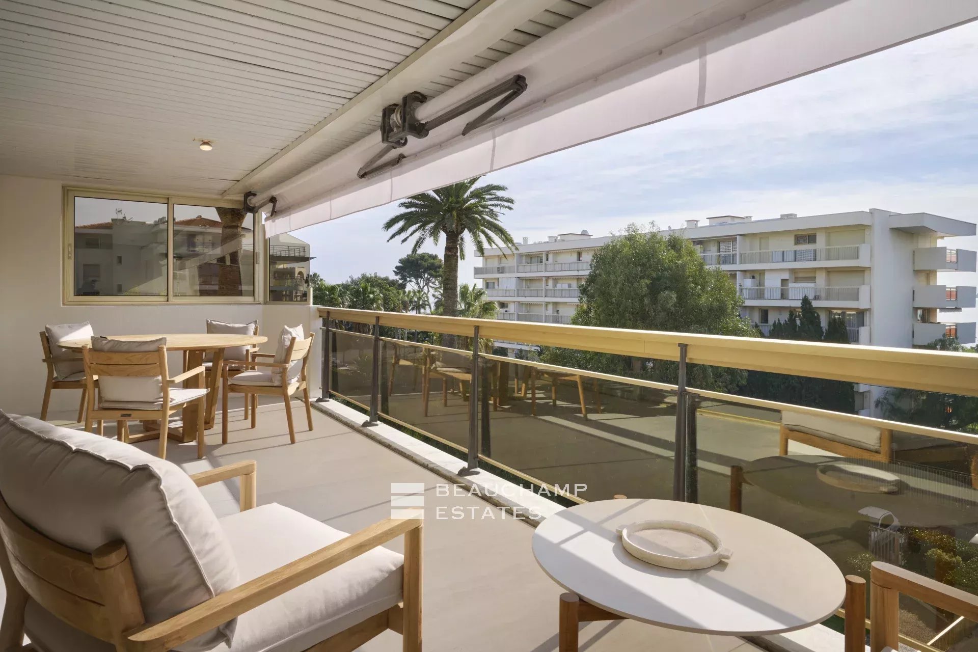 Magnifique appartement avec vue mer, 3 chambres en suite – Cannes Palm Beach Stunning sea-view apartment, 3 en-suite bedrooms – Cannes Palm Beach