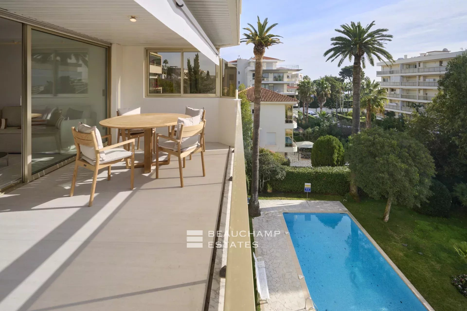 Magnifique appartement avec vue mer, 3 chambres en suite – Cannes Palm Beach Stunning sea-view apartment, 3 en-suite bedrooms – Cannes Palm Beach