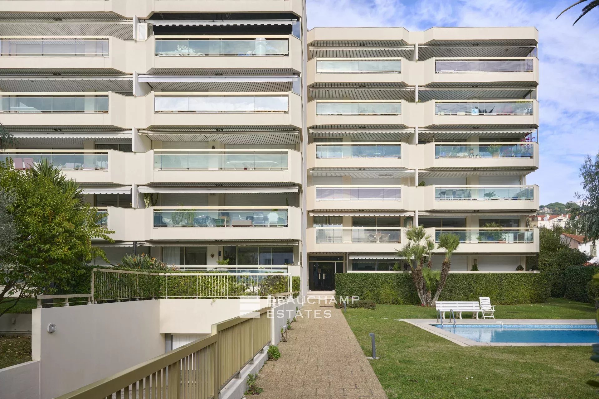 Magnifique appartement avec vue mer, 3 chambres en suite – Cannes Palm Beach Stunning sea-view apartment, 3 en-suite bedrooms – Cannes Palm Beach