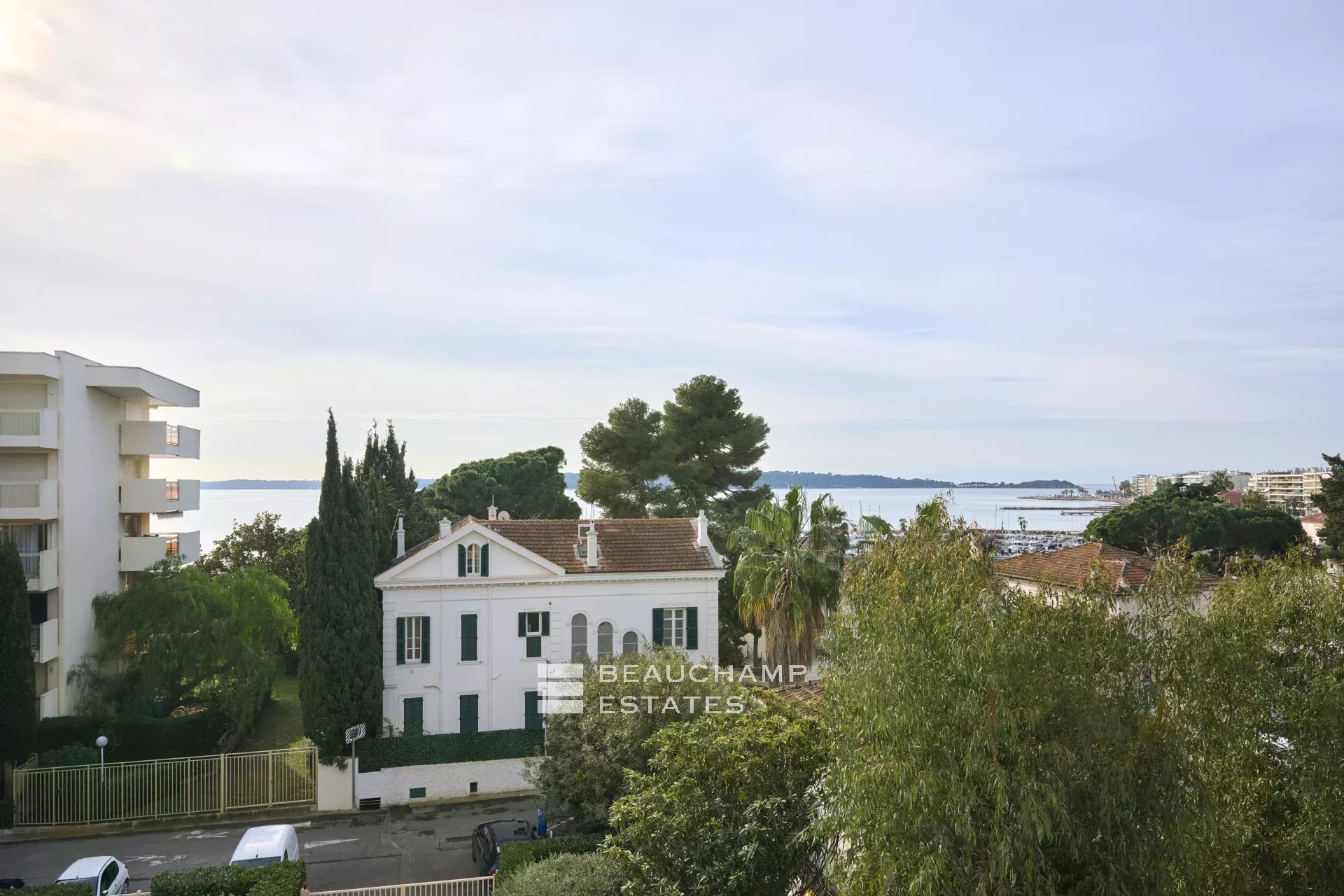 Magnifique appartement avec vue mer, 3 chambres en suite – Cannes Palm Beach Stunning sea-view apartment, 3 en-suite bedrooms – Cannes Palm Beach