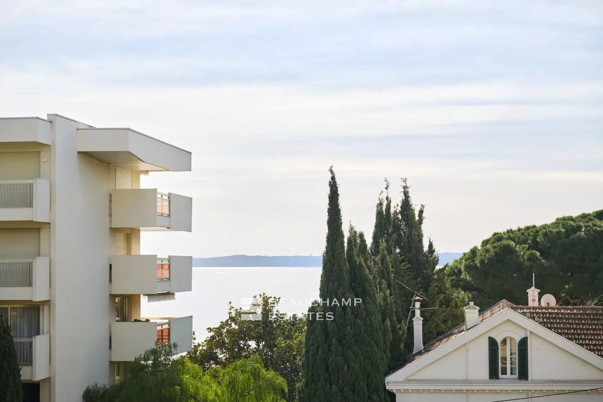 Magnifique appartement avec vue mer, 3 chambres en suite – Cannes Palm Beach Stunning sea-view apartment, 3 en-suite bedrooms – Cannes Palm Beach