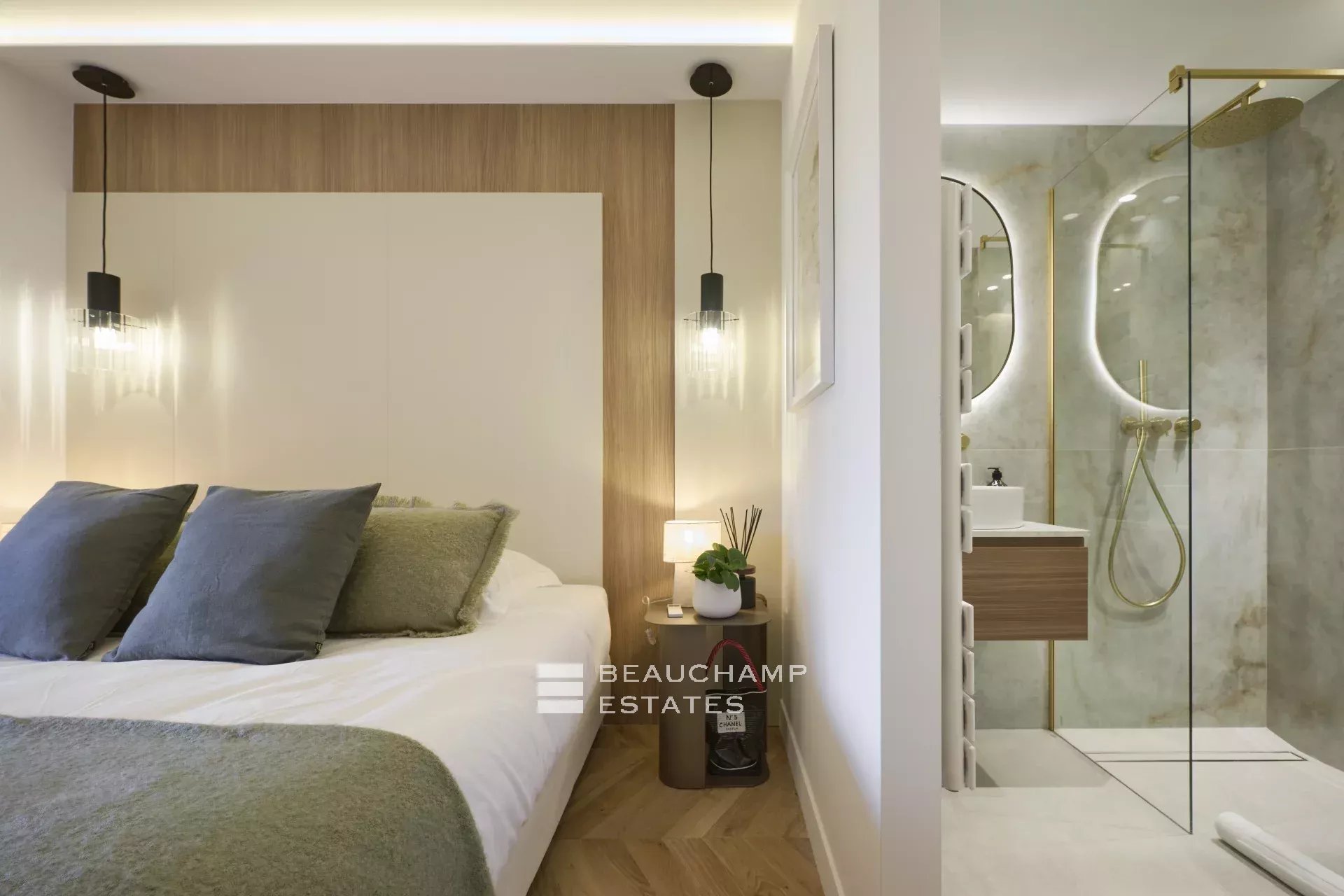 Magnifique appartement avec vue mer, 3 chambres en suite – Cannes Palm Beach Stunning sea-view apartment, 3 en-suite bedrooms – Cannes Palm Beach
