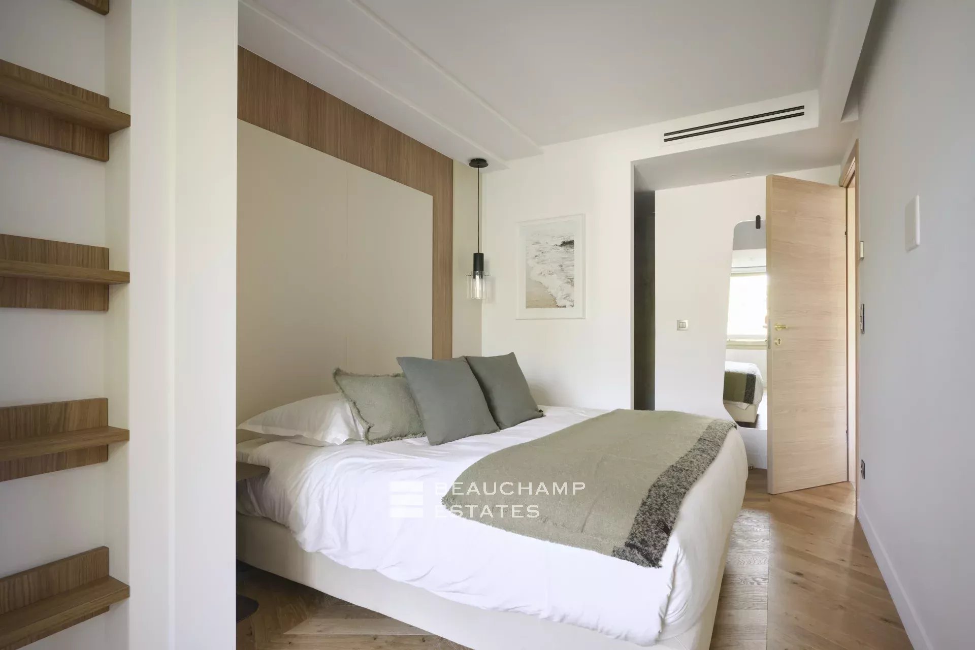 Magnifique appartement avec vue mer, 3 chambres en suite – Cannes Palm Beach Stunning sea-view apartment, 3 en-suite bedrooms – Cannes Palm Beach