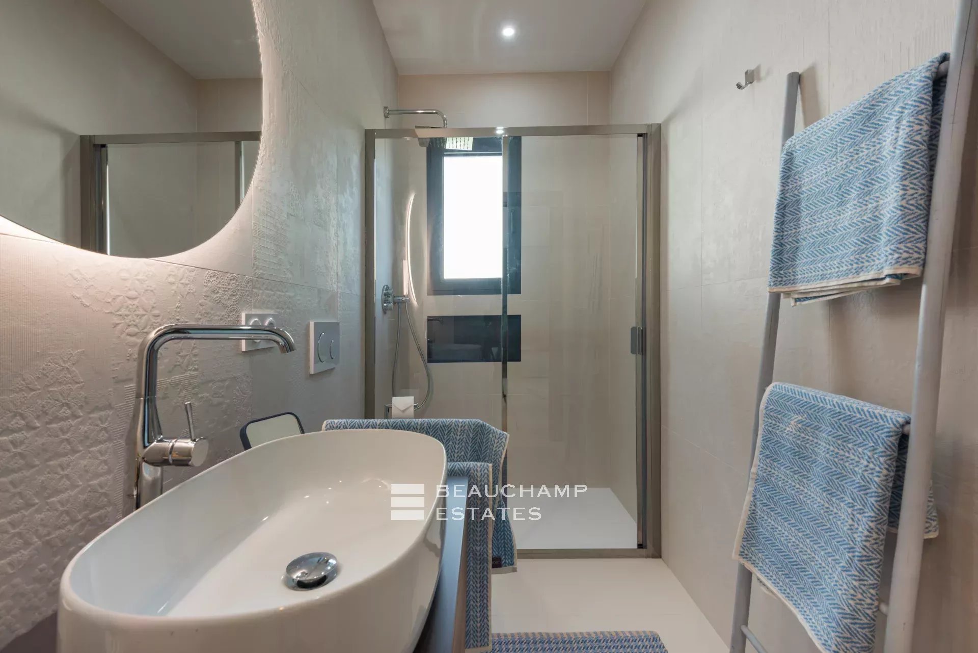 Charmante villa contemporaine de 5 chambres à Èze Stylish neo-classic villa with 5 bedrooms in Èze