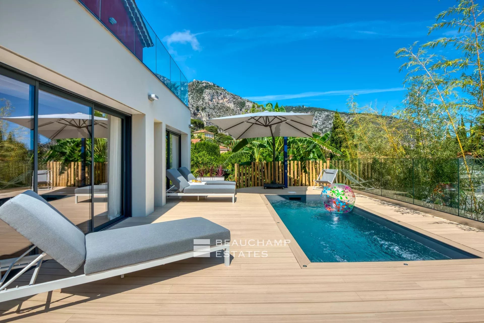 Charmante villa contemporaine de 5 chambres à Èze Stylish neo-classic villa with 5 bedrooms in Èze