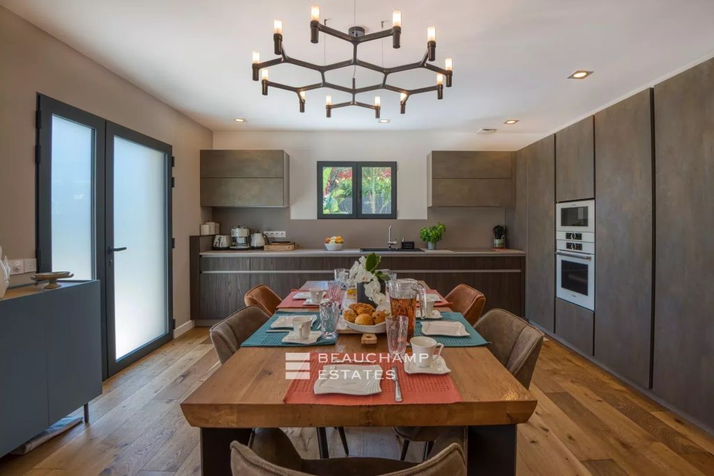 Stylish neo-classic villa with 5 bedrooms in Èze