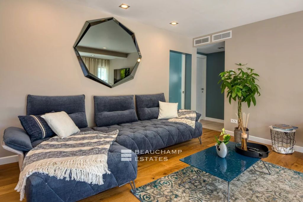 Stylish neo-classic villa with 5 bedrooms in Èze