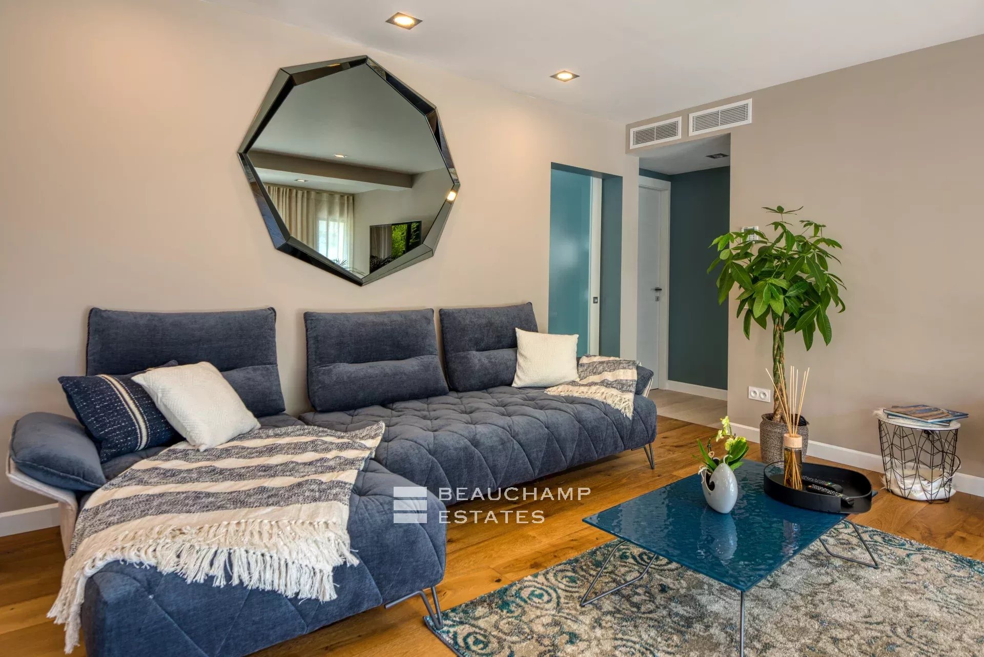 Charmante villa contemporaine de 5 chambres à Èze Stylish neo-classic villa with 5 bedrooms in Èze