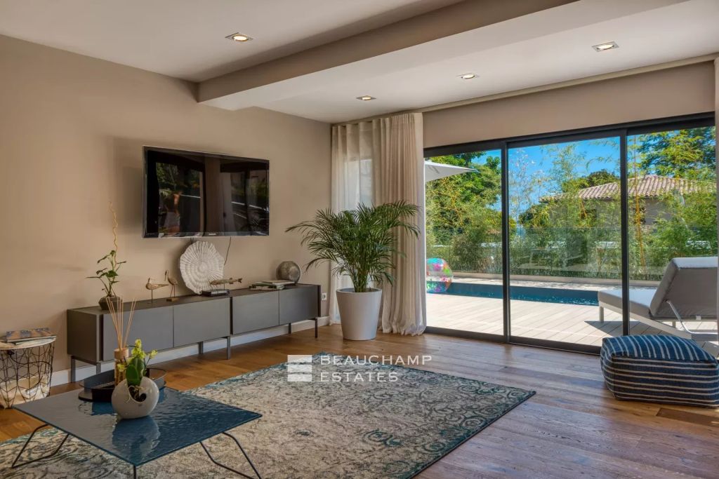 Stylish neo-classic villa with 5 bedrooms in Èze