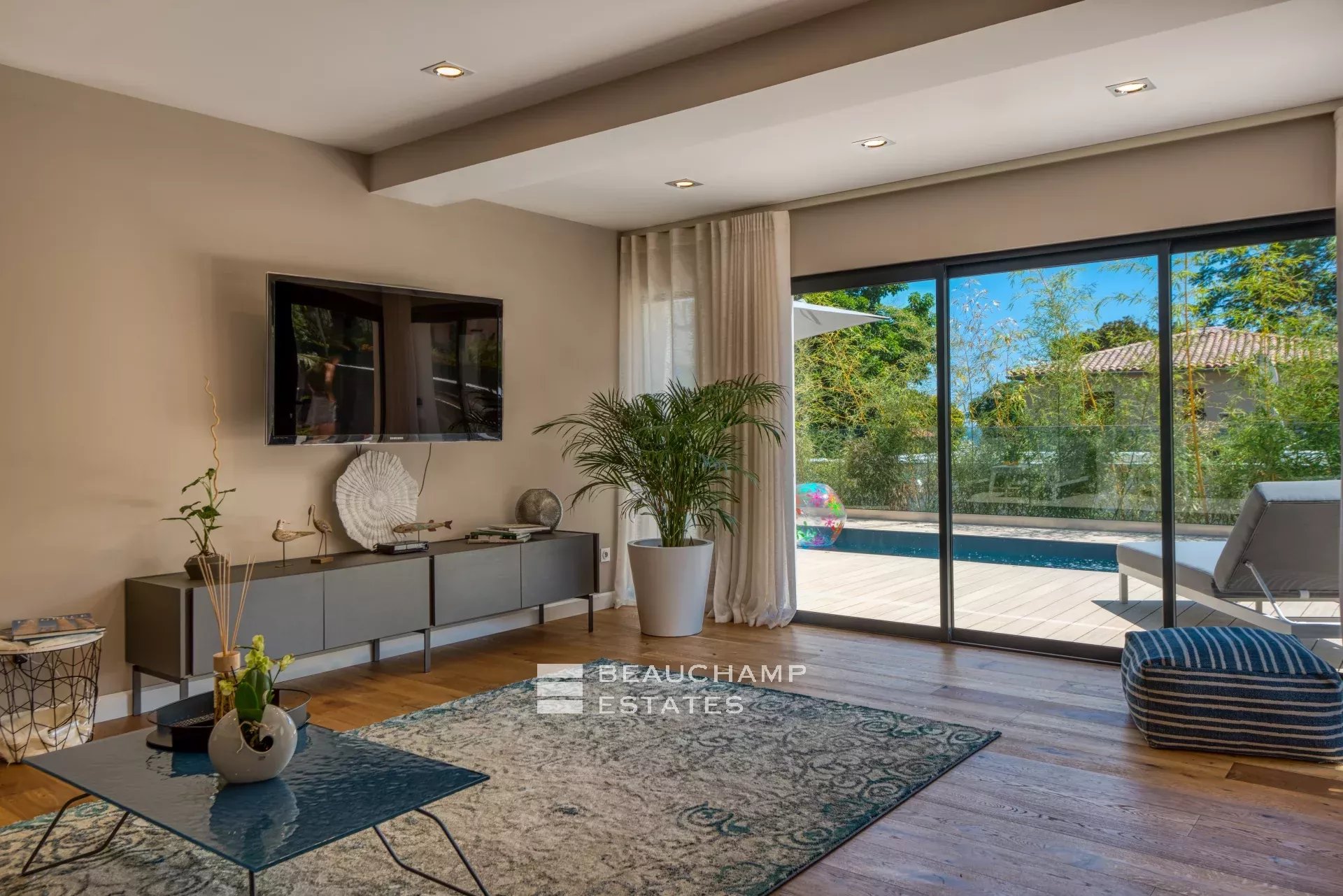 Charmante villa contemporaine de 5 chambres à Èze Stylish neo-classic villa with 5 bedrooms in Èze