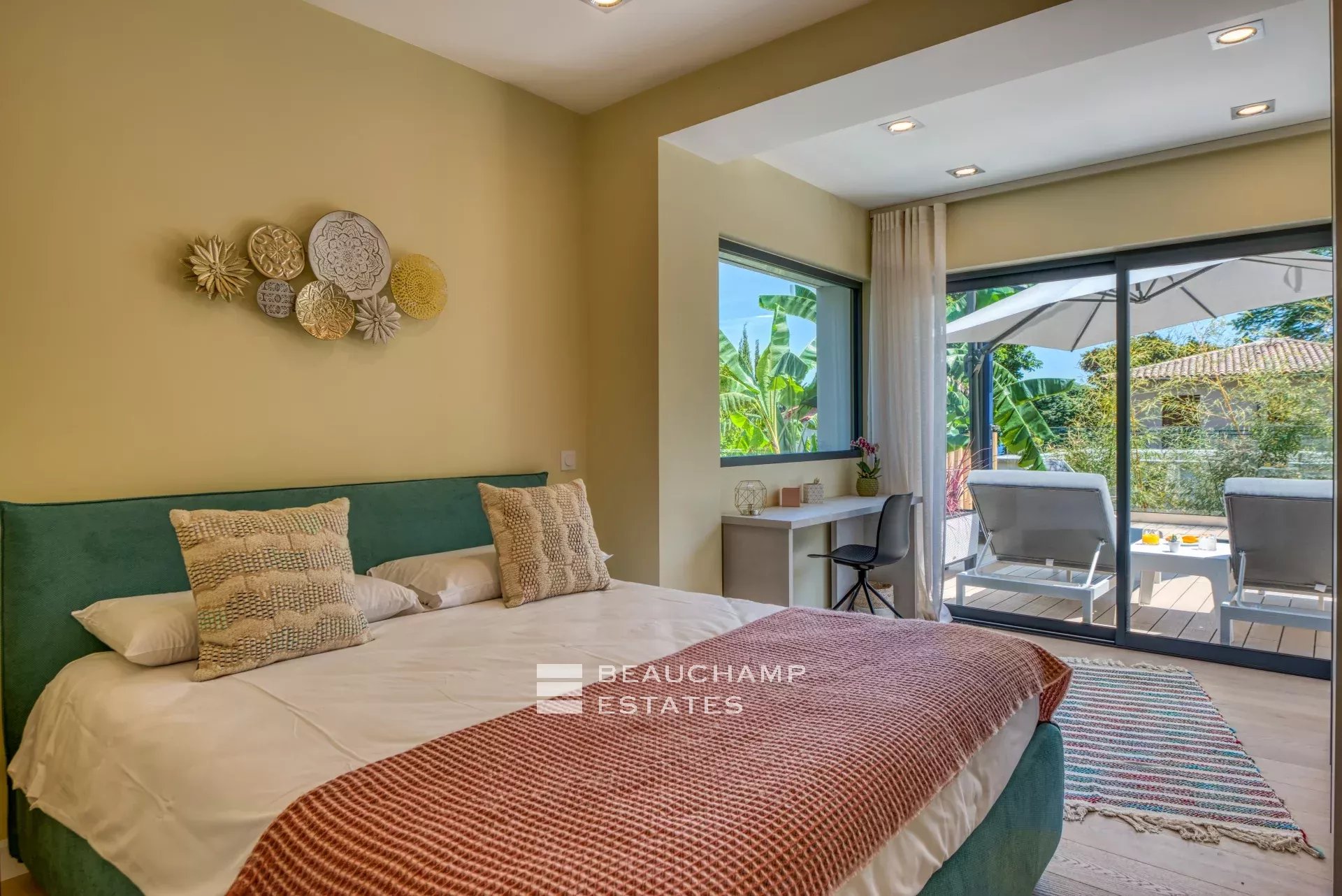 Charmante villa contemporaine de 5 chambres à Èze Stylish neo-classic villa with 5 bedrooms in Èze