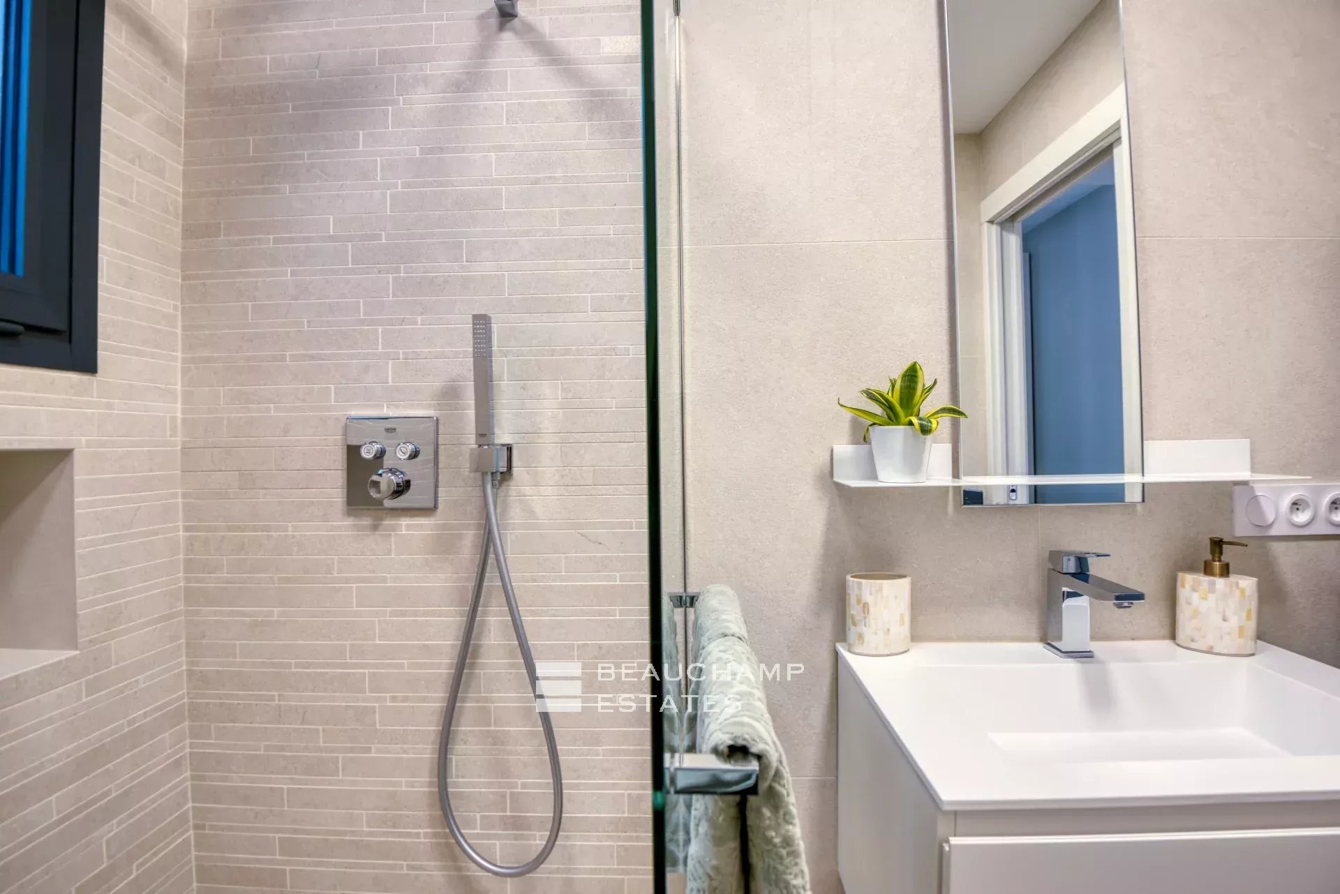 Charmante villa contemporaine de 5 chambres à Èze Stylish neo-classic villa with 5 bedrooms in Èze