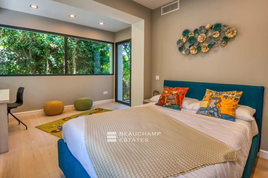 Stylish neo-classic villa with 5 bedrooms in Èze