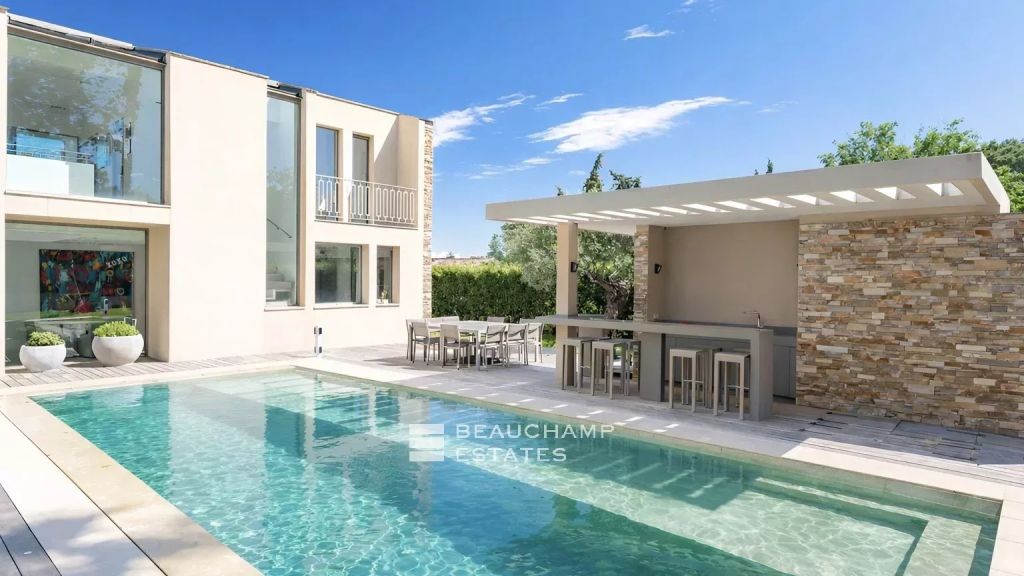 Sublime contemporary villa within walking distance of the center of Saint-Tropez