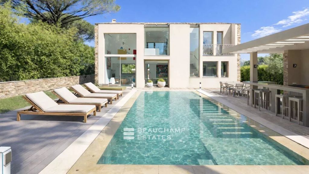 Sublime contemporary villa within walking distance of the center of Saint-Tropez