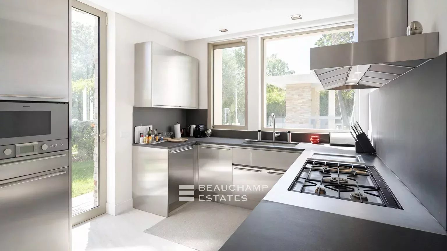 Sublime contemporary villa within walking distance of the center of Saint-Tropez Sublime contemporary villa within walking distance of the center of Saint-Tropez