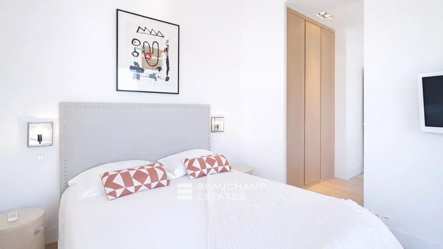 Sublime contemporary villa within walking distance of the center of Saint-Tropez Sublime contemporary villa within walking distance of the center of Saint-Tropez