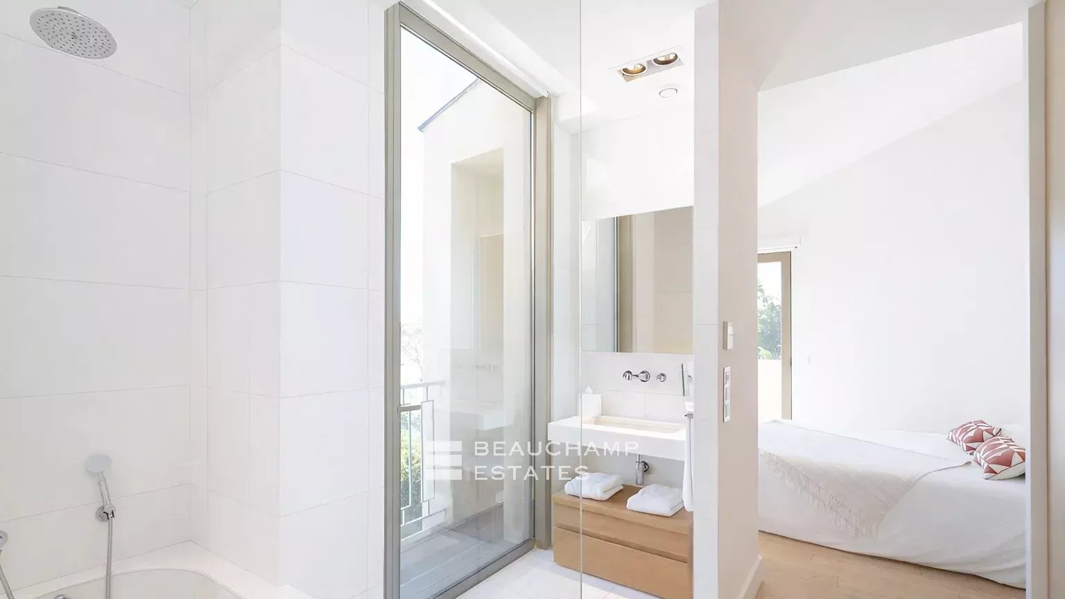 Sublime contemporary villa within walking distance of the center of Saint-Tropez Sublime contemporary villa within walking distance of the center of Saint-Tropez