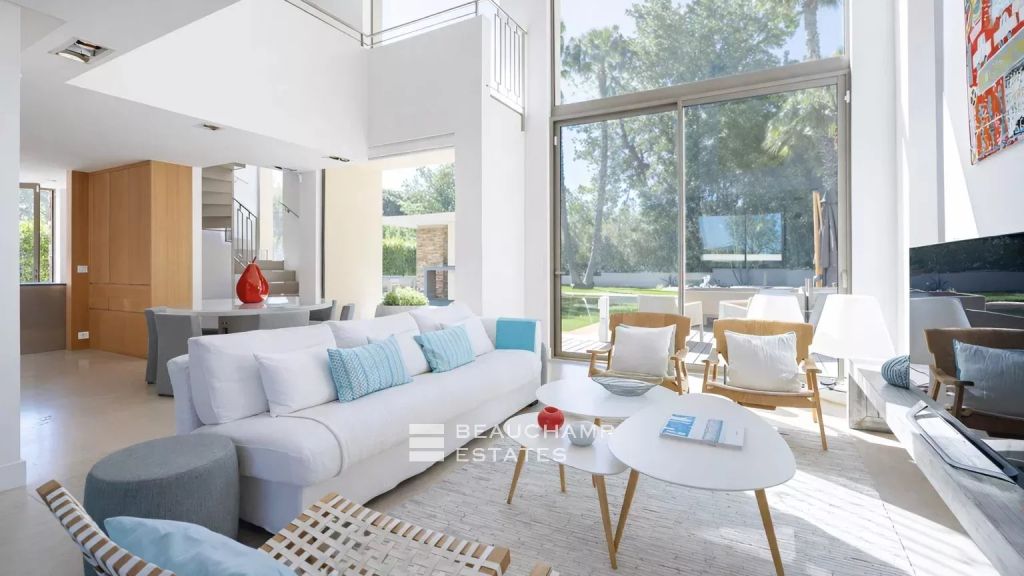 Sublime contemporary villa within walking distance of the center of Saint-Tropez