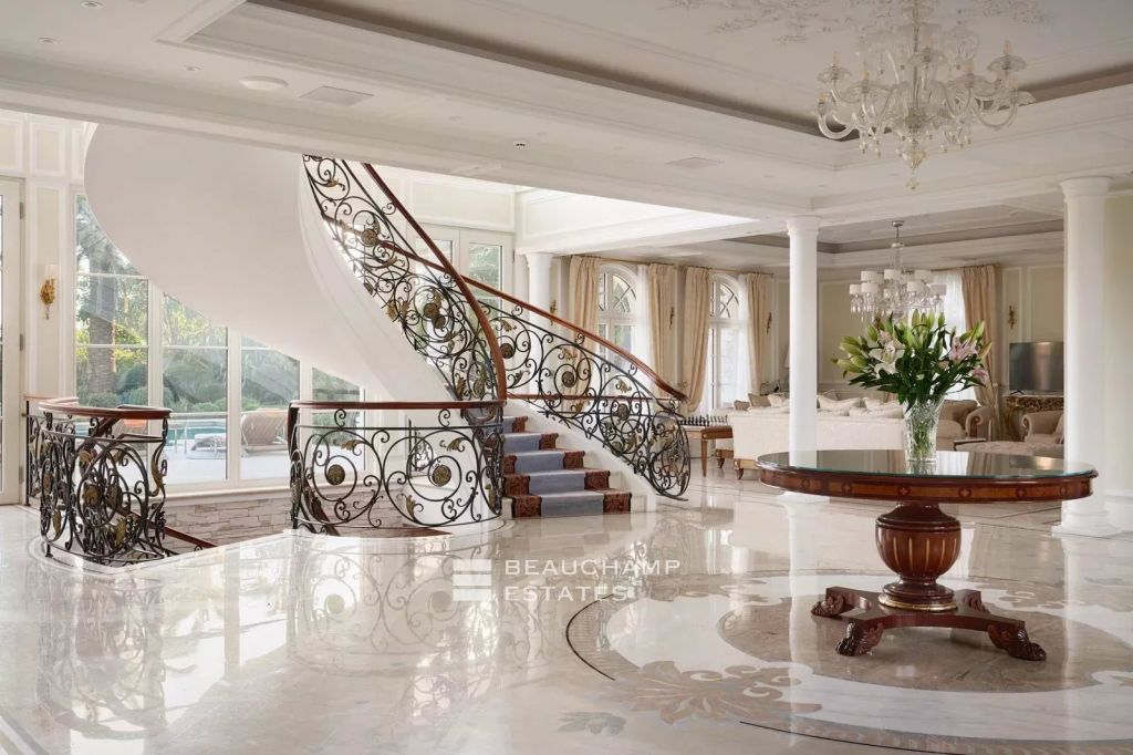 Sumptuous Belle Époque palace with 8 bedrooms, sea and mountain views, tennis court, and indoor swimming pool in the heights of Cannes