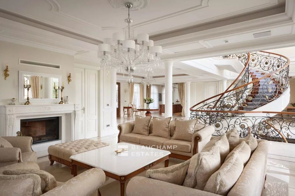 Sumptuous Belle Époque palace with 8 bedrooms, sea and mountain views, tennis court, and indoor swimming pool in the heights of Cannes