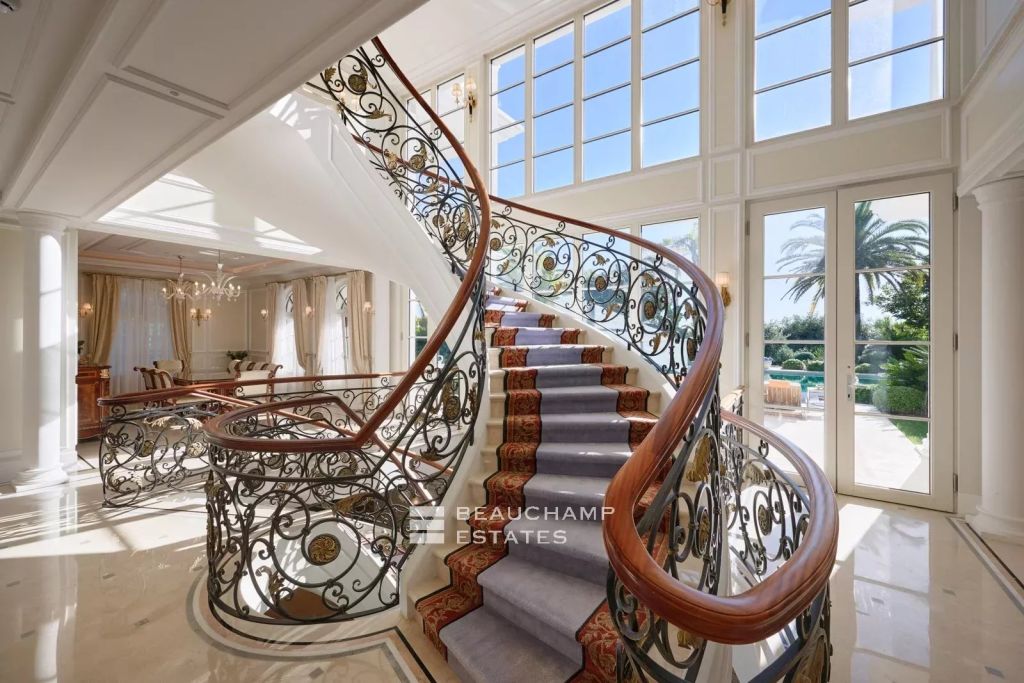 Sumptuous Belle Époque palace with 8 bedrooms, sea and mountain views, tennis court, and indoor swimming pool in the heights of Cannes