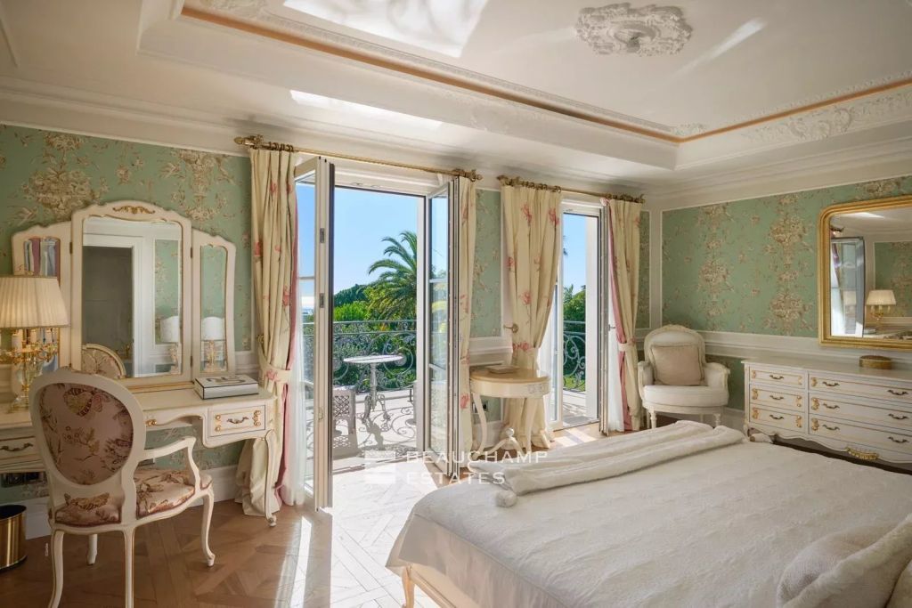 Sumptuous Belle Époque palace with 8 bedrooms, sea and mountain views, tennis court, and indoor swimming pool in the heights of Cannes