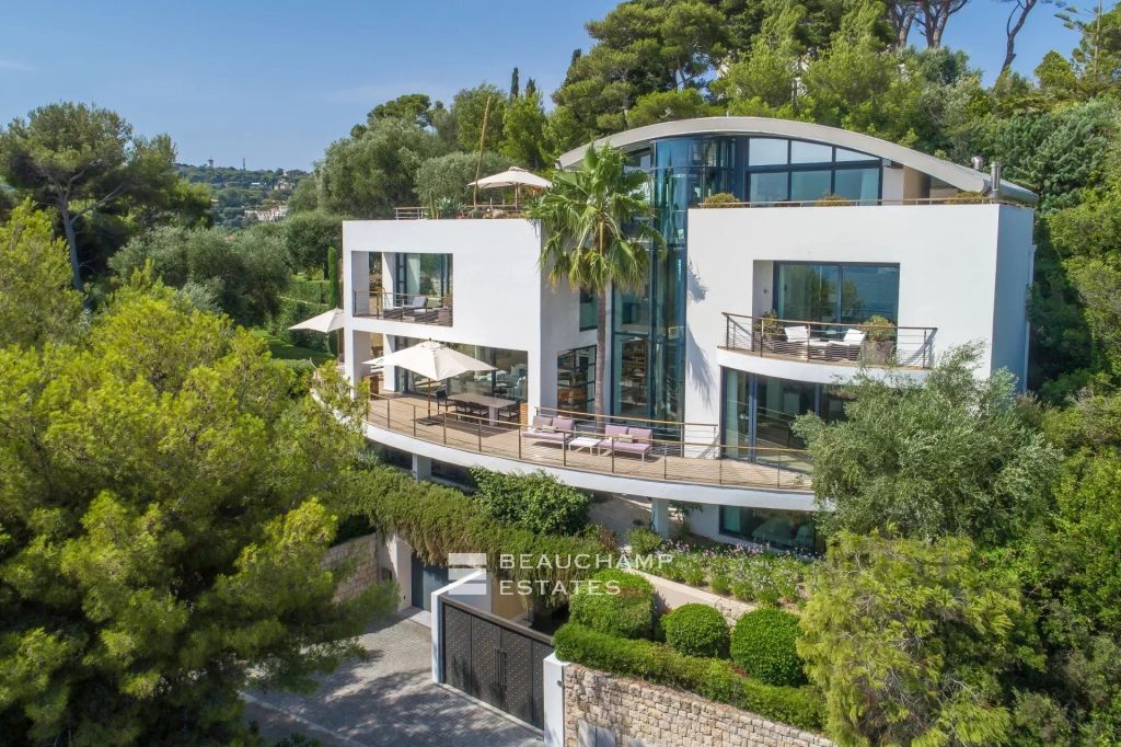 Sumptuous contemporary villa with 4 bedrooms and panoramic sea views in Saint Jean Cap Ferrat