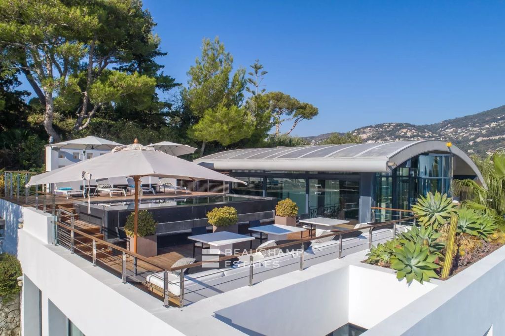 Sumptuous contemporary villa with 4 bedrooms and panoramic sea views in Saint Jean Cap Ferrat