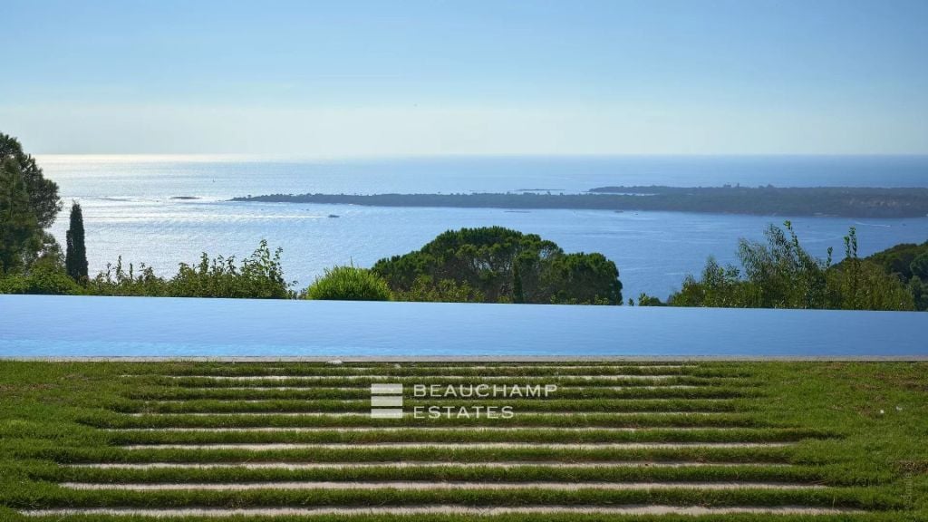 Super Cannes Comtemporary villa with panoramic sea view
