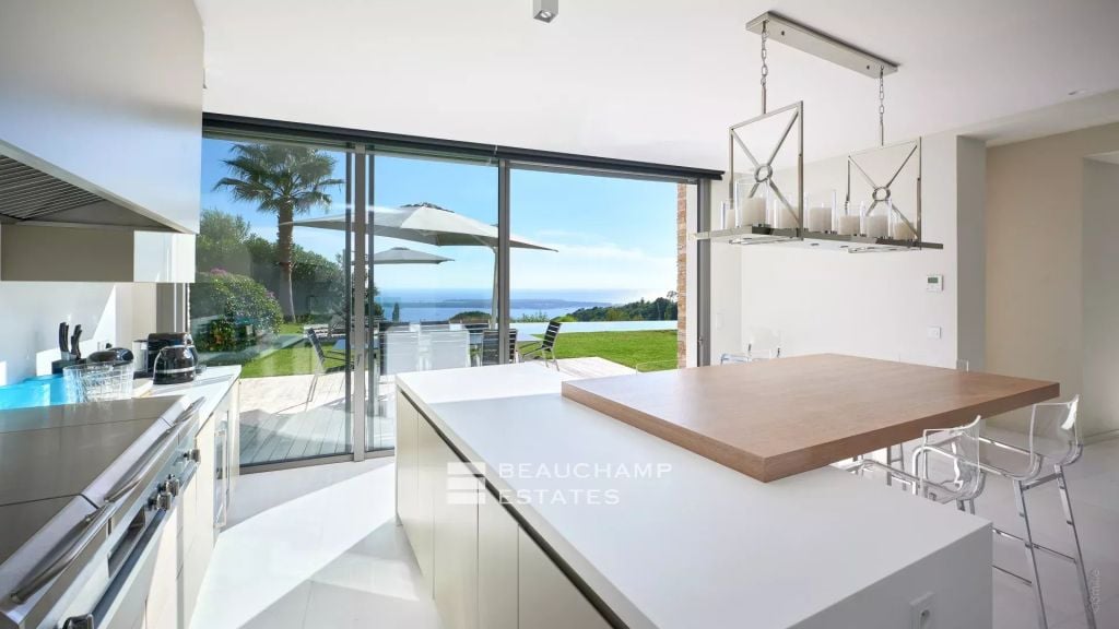 Super Cannes Comtemporary villa with panoramic sea view