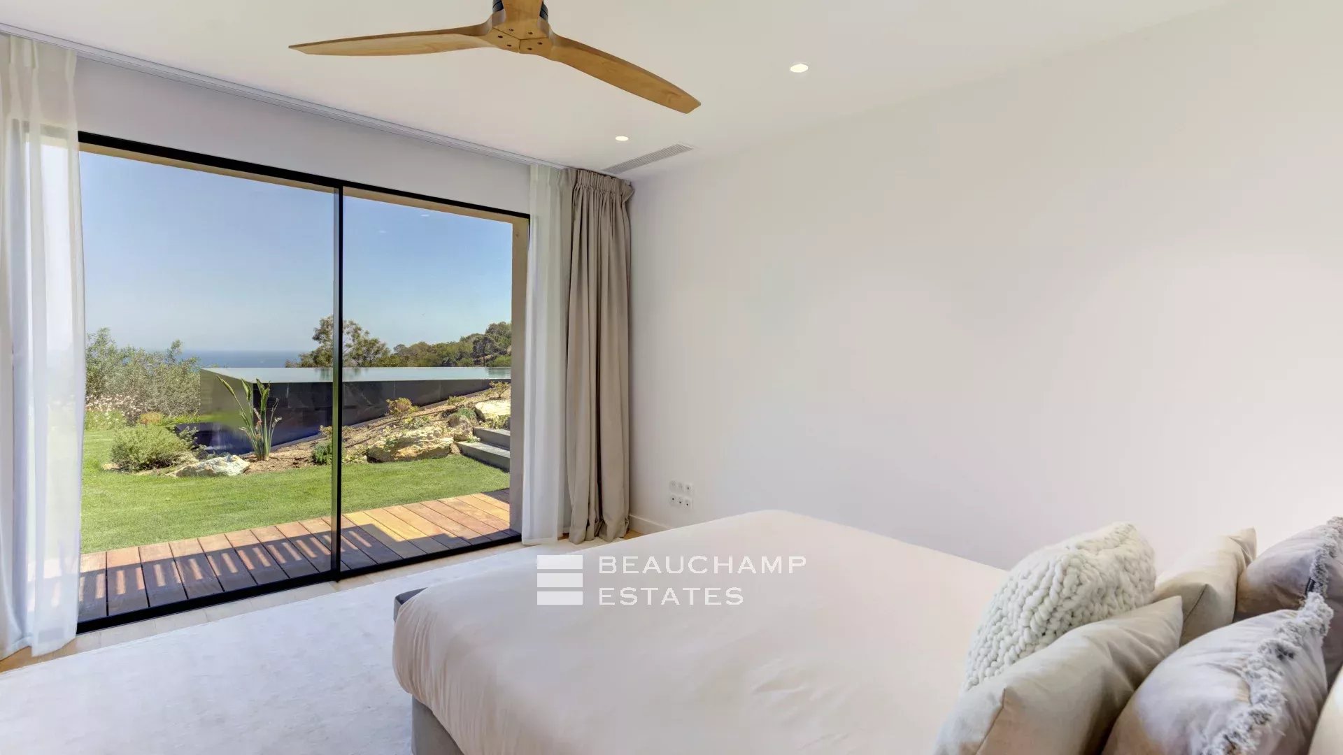 Super Cannes – Superbe villa de vacances avec prestation de luxe et vue mer Super Cannes Hills -Stunning holiday villa with luxury services and sea views