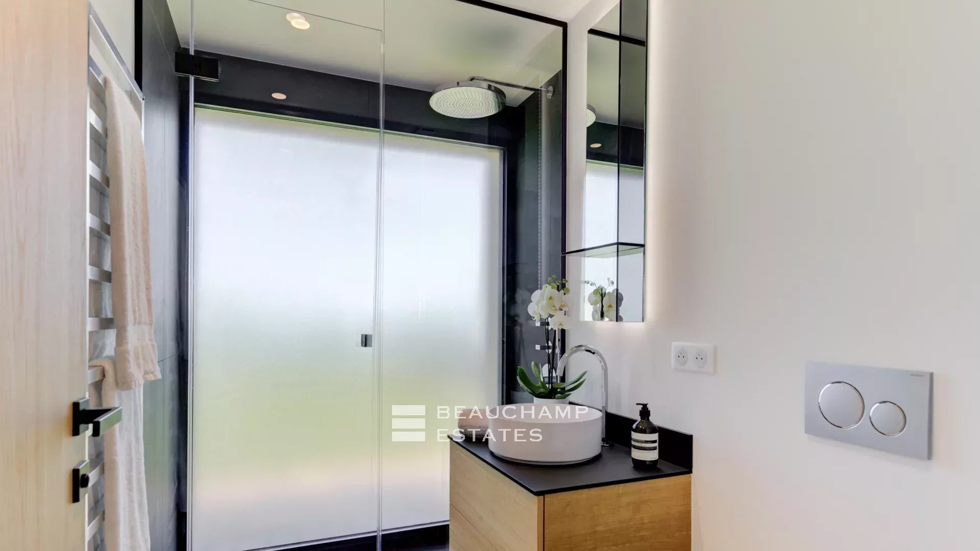 Super Cannes – Superbe villa de vacances avec prestation de luxe et vue mer Super Cannes Hills -Stunning holiday villa with luxury services and sea views