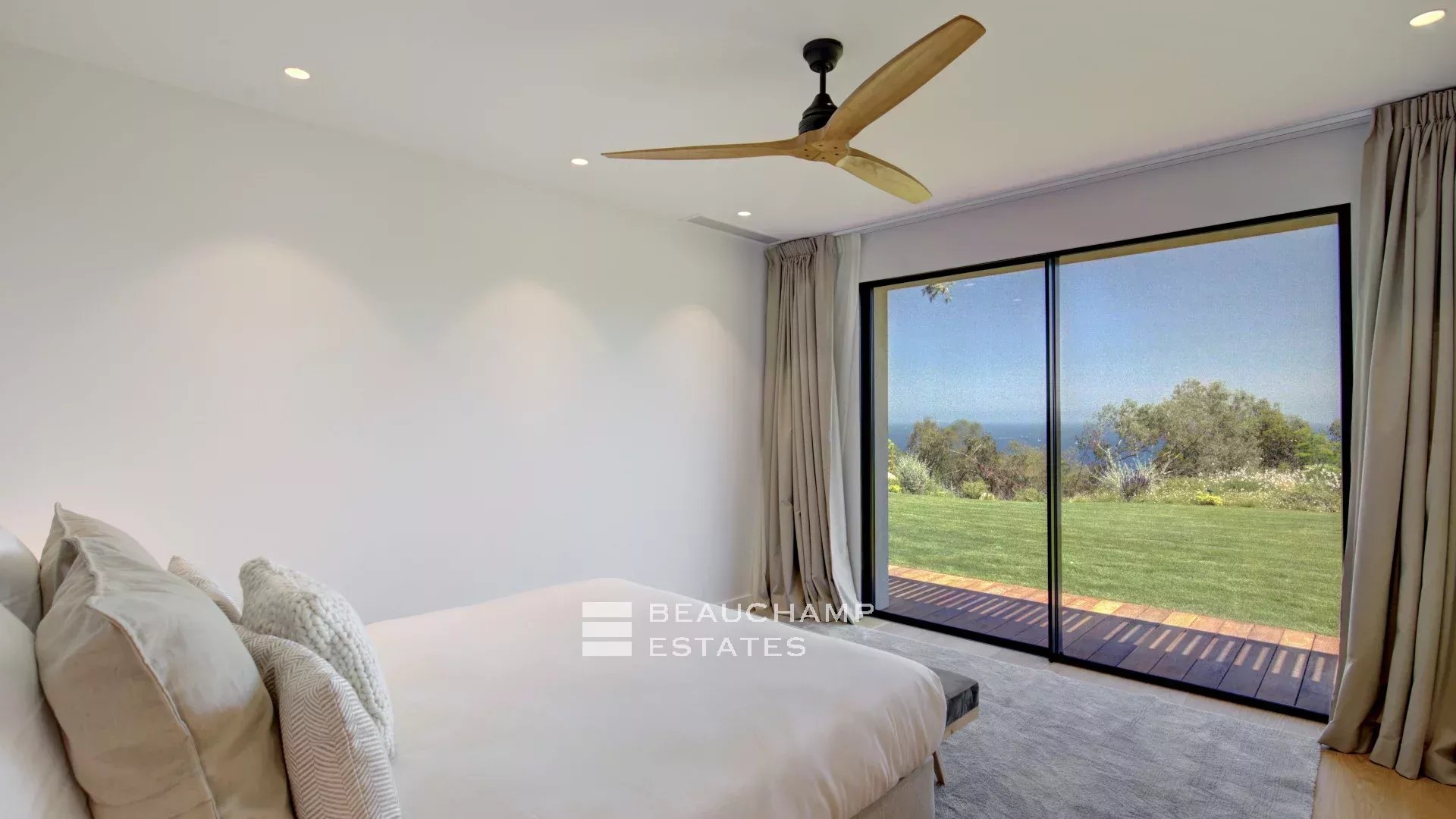 Super Cannes – Superbe villa de vacances avec prestation de luxe et vue mer Super Cannes Hills -Stunning holiday villa with luxury services and sea views