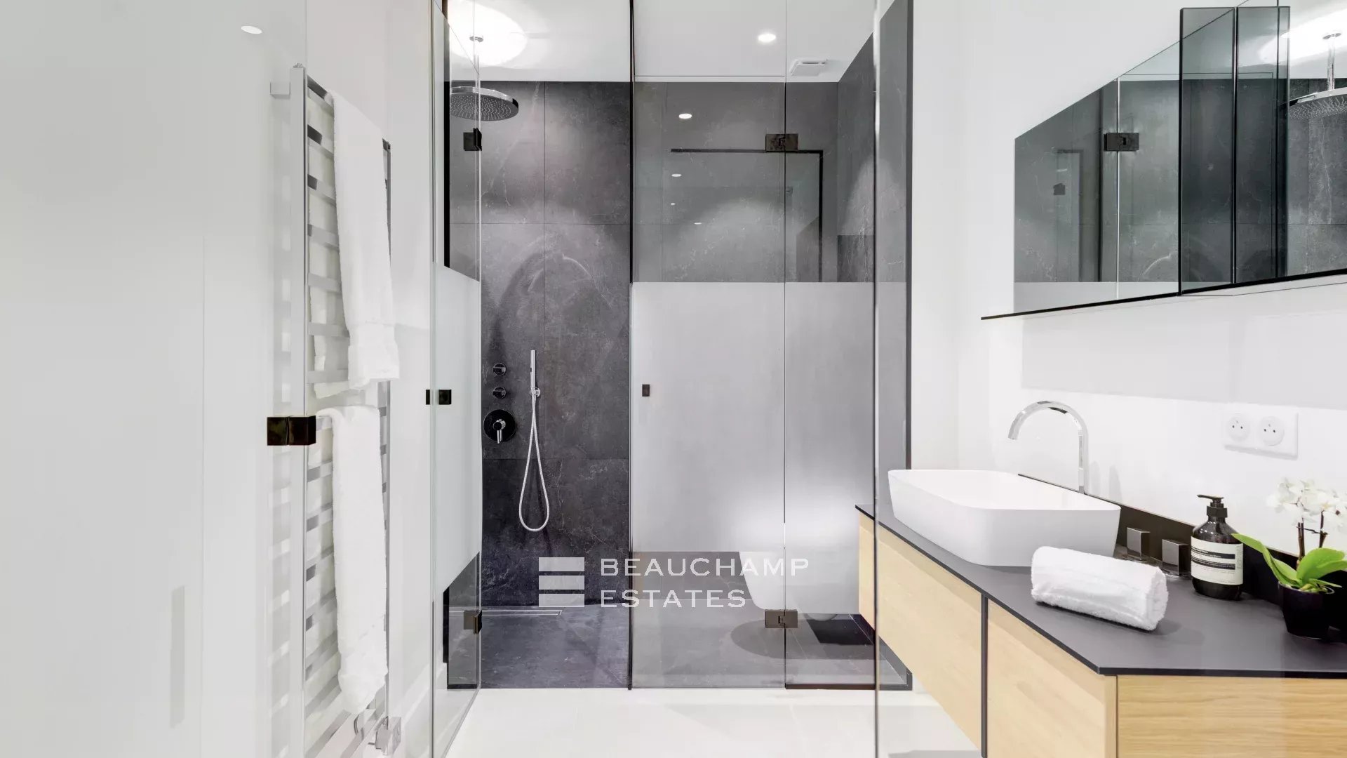 Super Cannes – Superbe villa de vacances avec prestation de luxe et vue mer Super Cannes Hills -Stunning holiday villa with luxury services and sea views