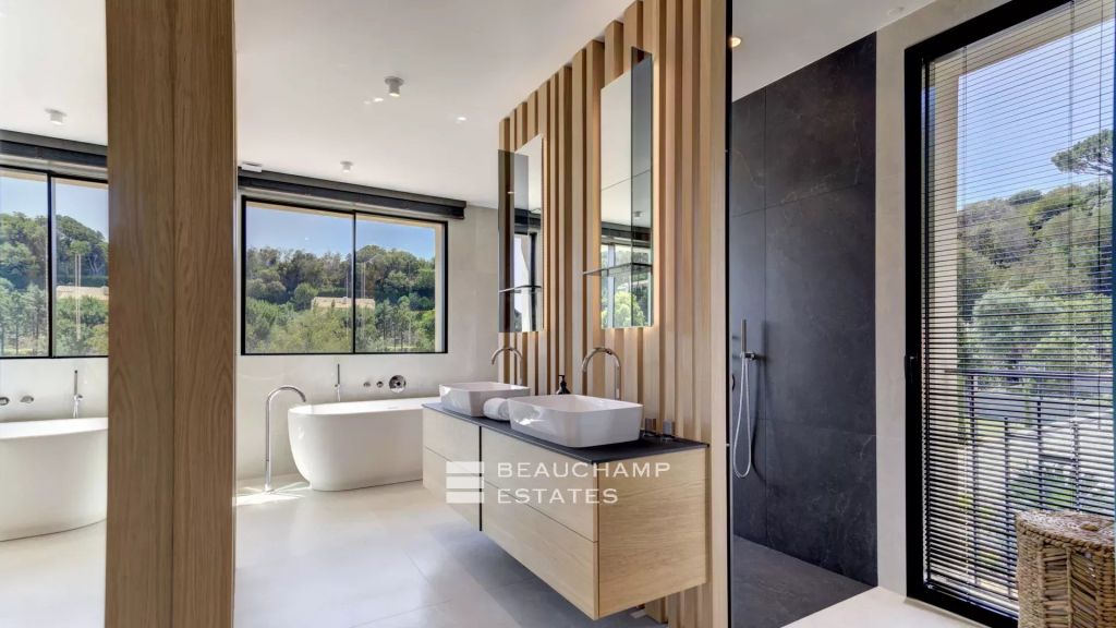 Super Cannes Hills -Stunning holiday villa with luxury services and sea views