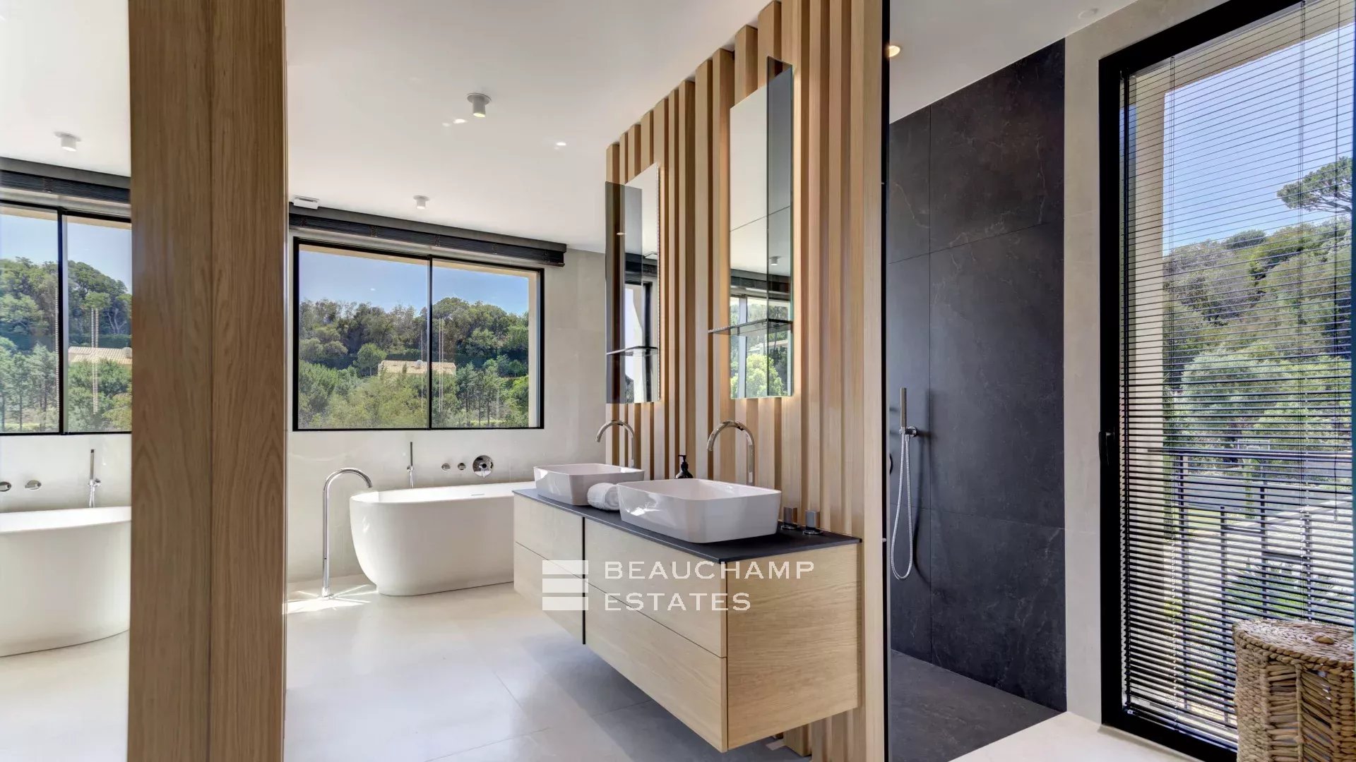 Super Cannes – Superbe villa de vacances avec prestation de luxe et vue mer Super Cannes Hills -Stunning holiday villa with luxury services and sea views