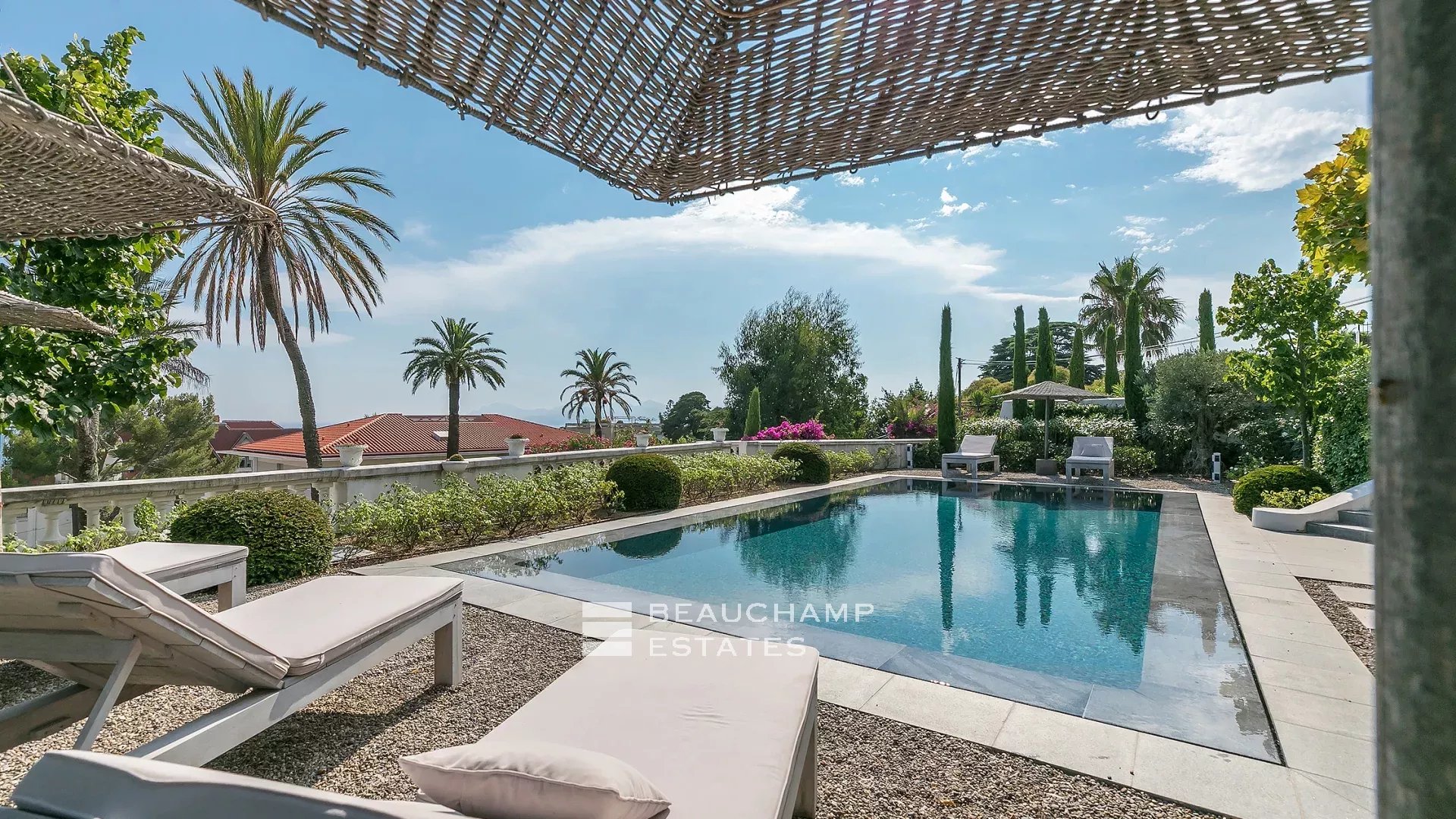 Superbe villa Belle Époque 6 chambres avec vue mer panoramique à proximité du centre-ville de Cannes Superb Belle Époque villa with 6 bedrooms and panoramic sea views, near the city center of Cannes