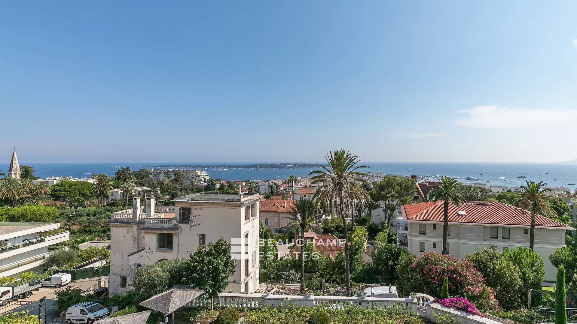 Superbe villa Belle Époque 6 chambres avec vue mer panoramique à proximité du centre-ville de Cannes Superb Belle Époque villa with 6 bedrooms and panoramic sea views, near the city center of Cannes
