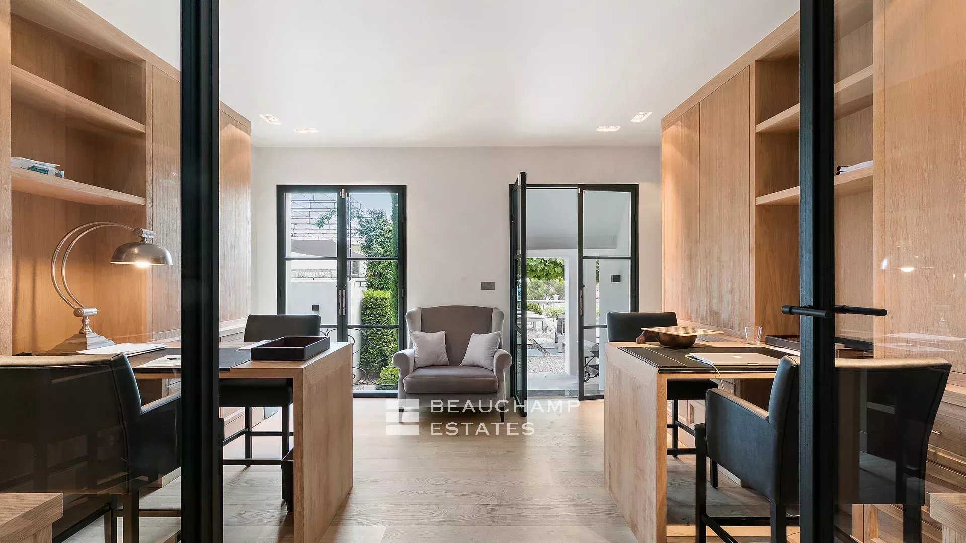 Superbe villa Belle Époque 6 chambres avec vue mer panoramique à proximité du centre-ville de Cannes Superb Belle Époque villa with 6 bedrooms and panoramic sea views, near the city center of Cannes