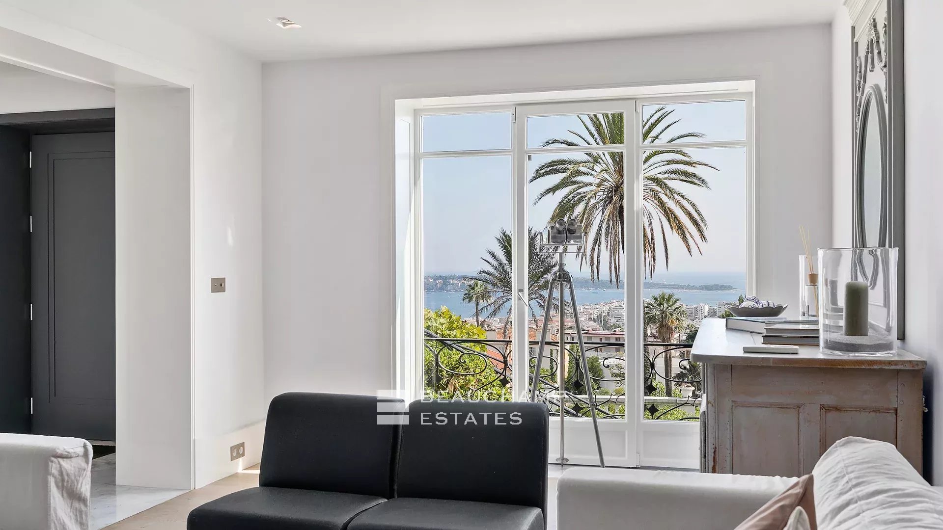 Superbe villa Belle Époque 6 chambres avec vue mer panoramique à proximité du centre-ville de Cannes Superb Belle Époque villa with 6 bedrooms and panoramic sea views, near the city center of Cannes