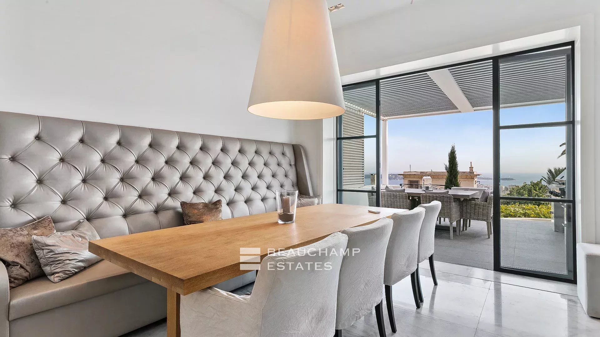 Superbe villa Belle Époque 6 chambres avec vue mer panoramique à proximité du centre-ville de Cannes Superb Belle Époque villa with 6 bedrooms and panoramic sea views, near the city center of Cannes