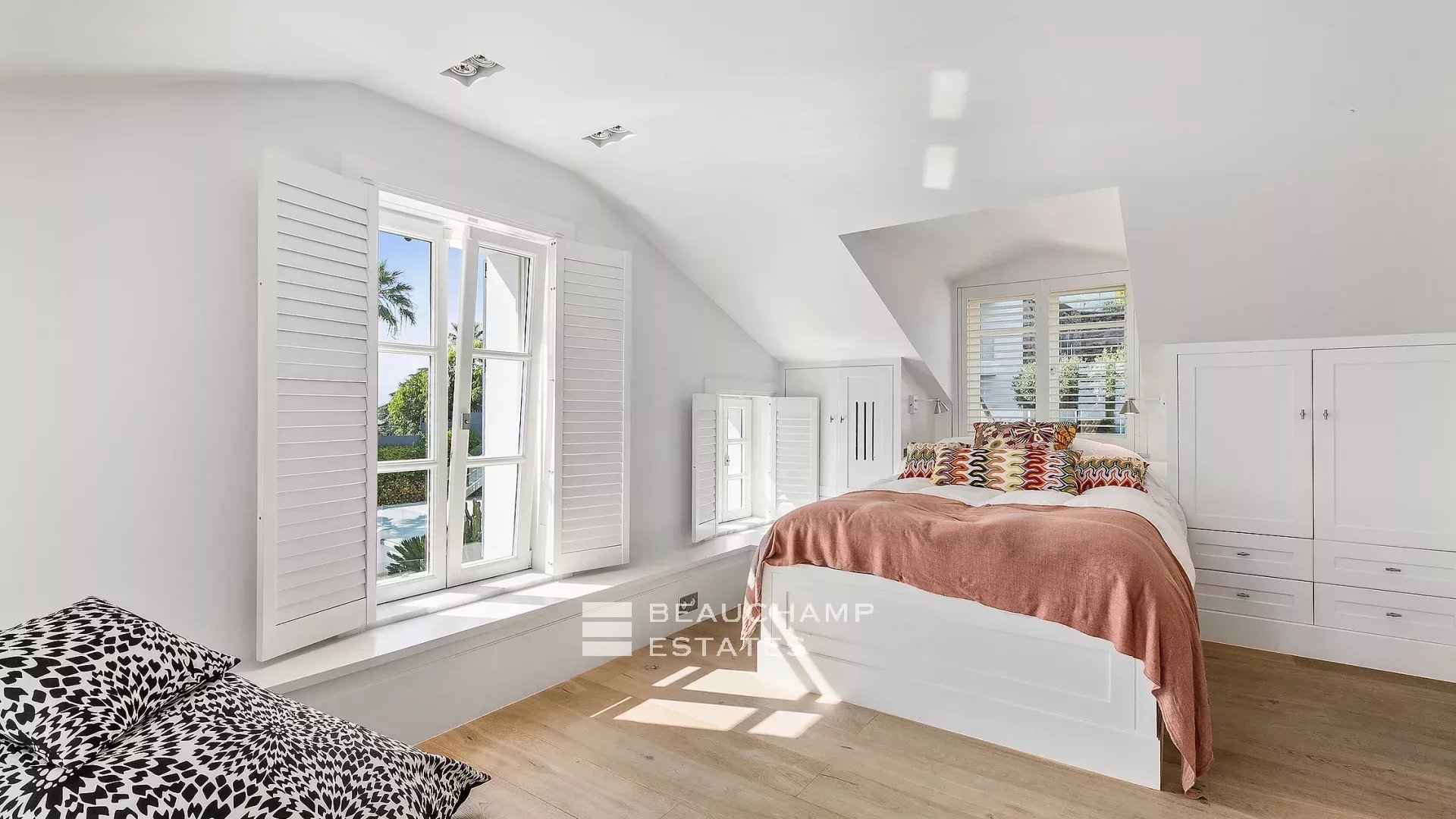 Superbe villa Belle Époque 6 chambres avec vue mer panoramique à proximité du centre-ville de Cannes Superb Belle Époque villa with 6 bedrooms and panoramic sea views, near the city center of Cannes