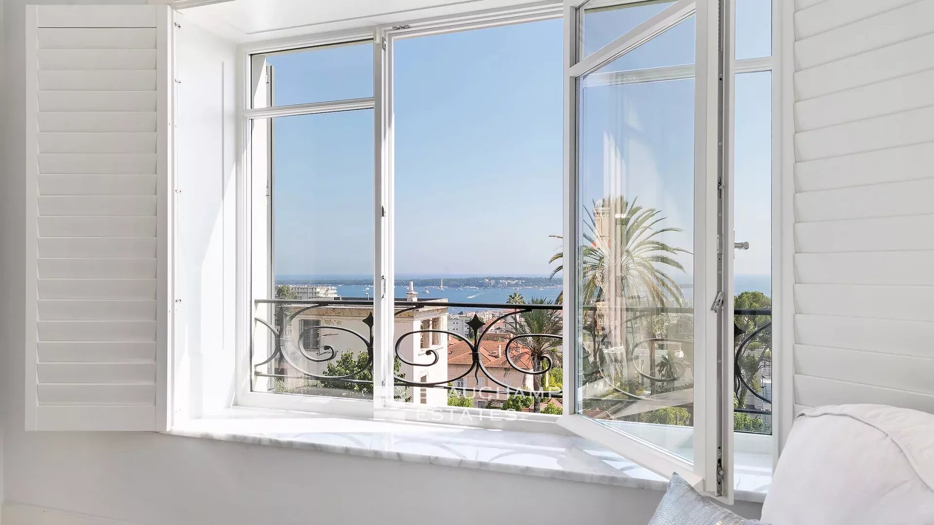 Superbe villa Belle Époque 6 chambres avec vue mer panoramique à proximité du centre-ville de Cannes Superb Belle Époque villa with 6 bedrooms and panoramic sea views, near the city center of Cannes