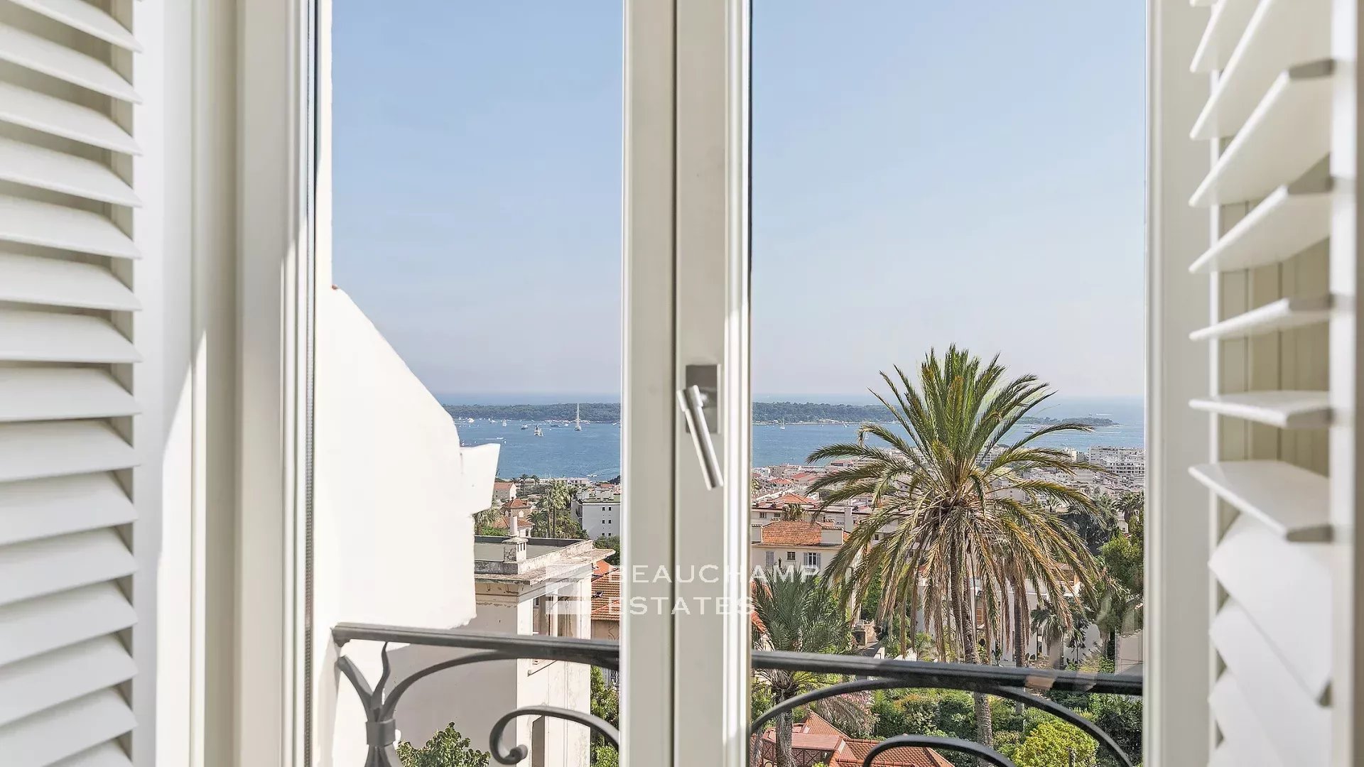 Superbe villa Belle Époque 6 chambres avec vue mer panoramique à proximité du centre-ville de Cannes Superb Belle Époque villa with 6 bedrooms and panoramic sea views, near the city center of Cannes