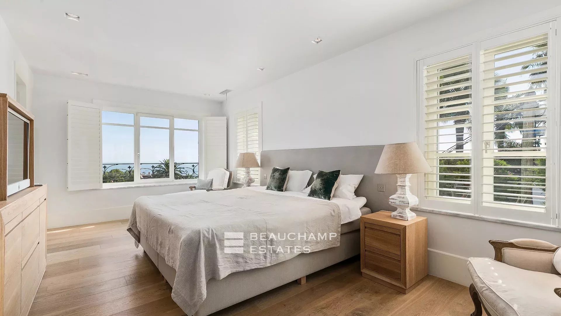 Superbe villa Belle Époque 6 chambres avec vue mer panoramique à proximité du centre-ville de Cannes Superb Belle Époque villa with 6 bedrooms and panoramic sea views, near the city center of Cannes