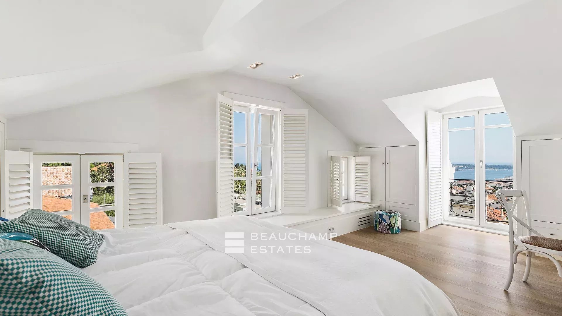 Superbe villa Belle Époque 6 chambres avec vue mer panoramique à proximité du centre-ville de Cannes Superb Belle Époque villa with 6 bedrooms and panoramic sea views, near the city center of Cannes