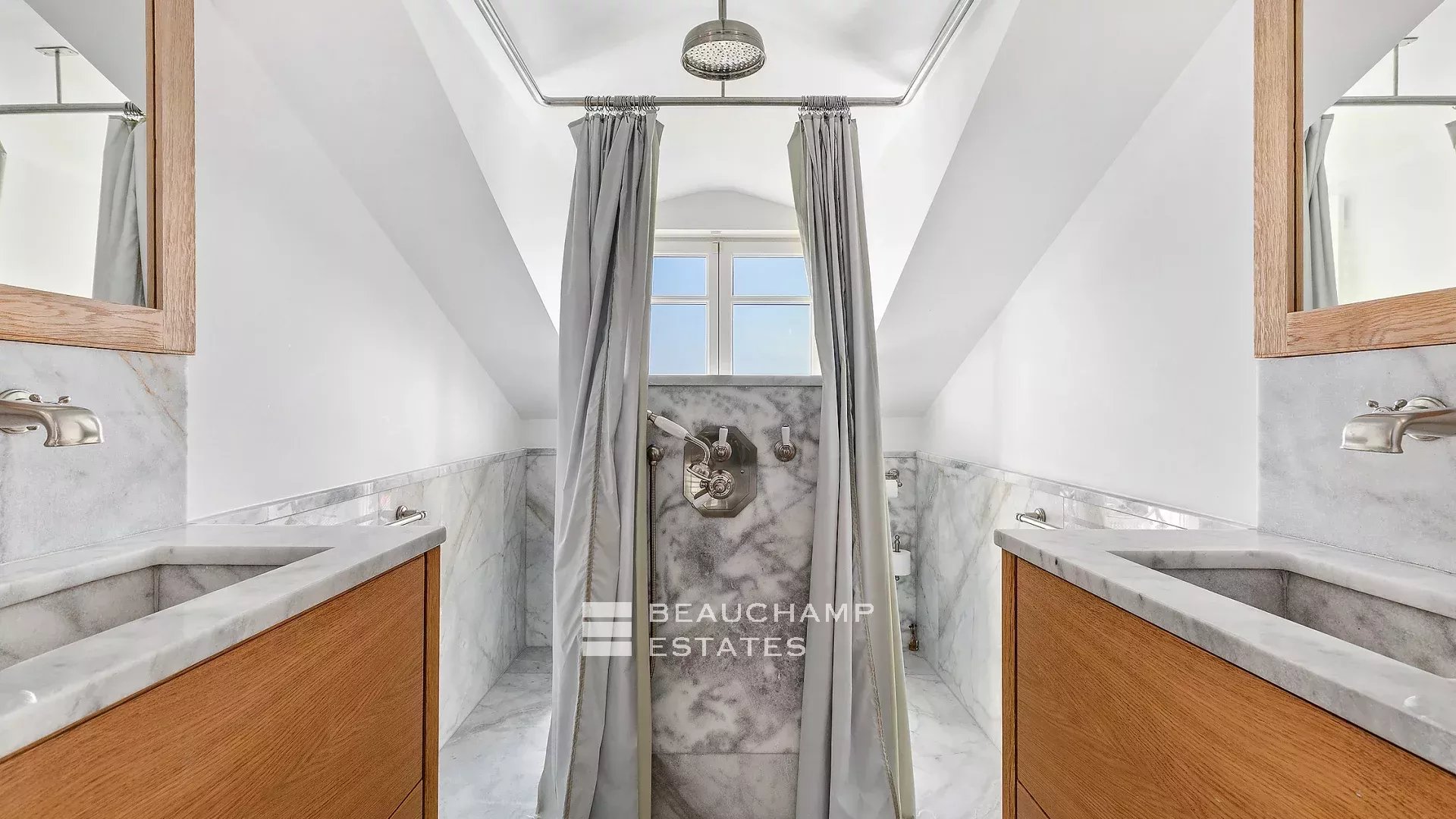 Superbe villa Belle Époque 6 chambres avec vue mer panoramique à proximité du centre-ville de Cannes Superb Belle Époque villa with 6 bedrooms and panoramic sea views, near the city center of Cannes