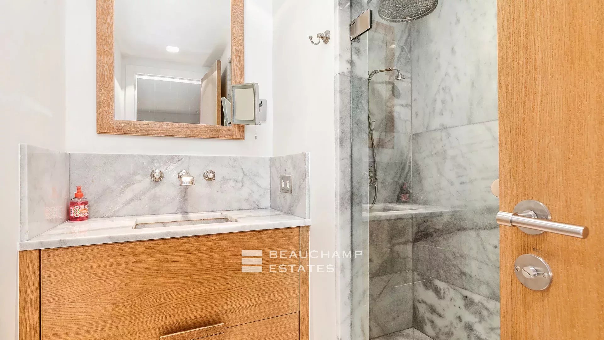 Superbe villa Belle Époque 6 chambres avec vue mer panoramique à proximité du centre-ville de Cannes Superb Belle Époque villa with 6 bedrooms and panoramic sea views, near the city center of Cannes