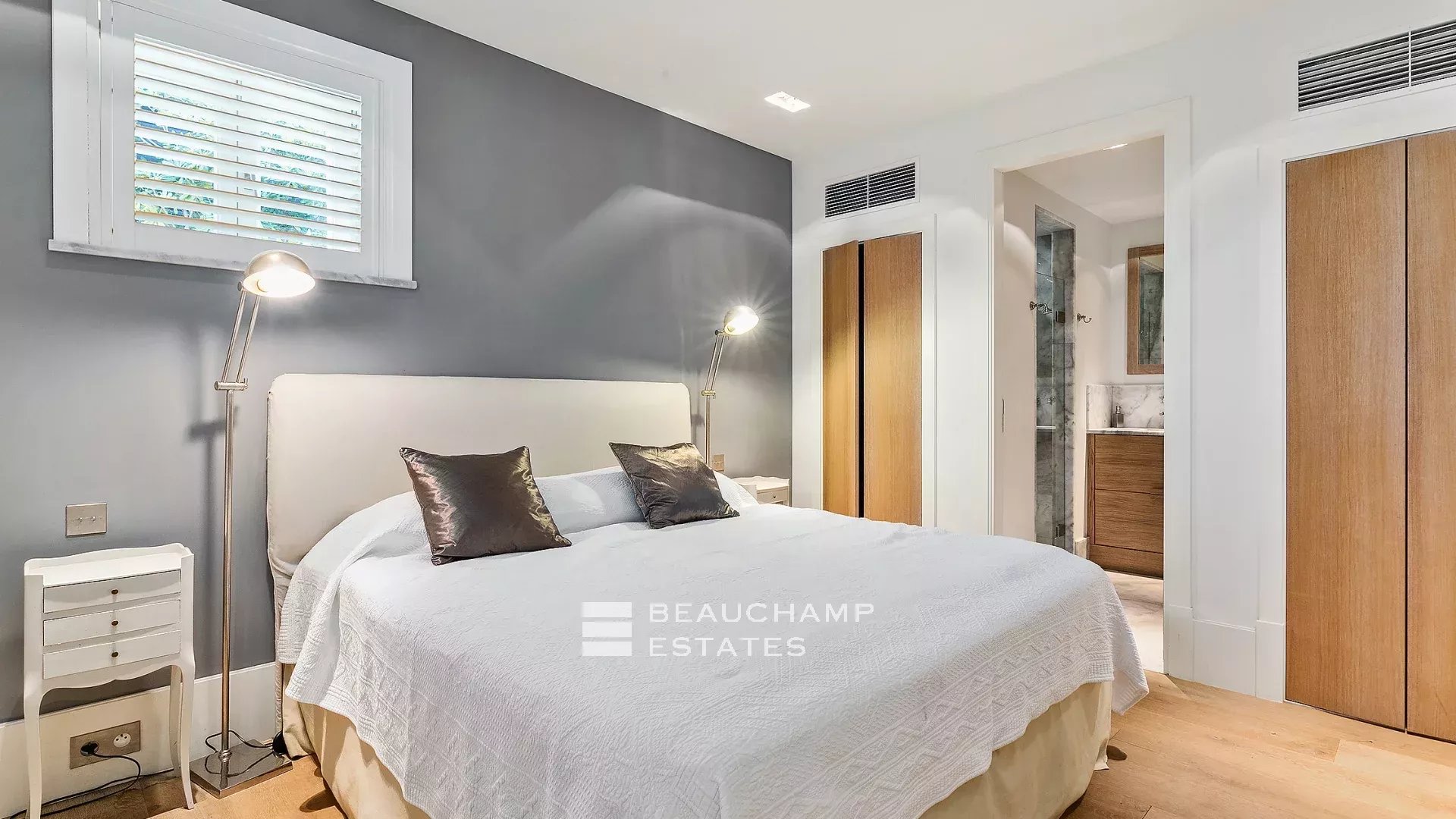 Superbe villa Belle Époque 6 chambres avec vue mer panoramique à proximité du centre-ville de Cannes Superb Belle Époque villa with 6 bedrooms and panoramic sea views, near the city center of Cannes